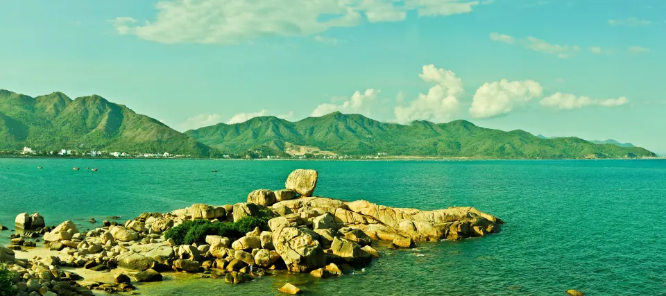 Hòn Chồng Rocks